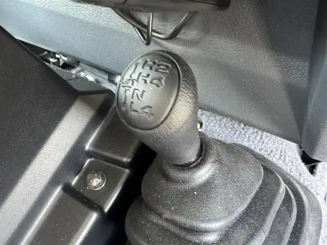 トヨタ ランドクルーザー AX 三重県 2025(令7)年 0.2万km ベージュ ワンオーナー/OPモデリスタストライプテープ/セーフティセンス/デュアルモードオートマチックロッキングハブ付パートタイム4WD/電動デフロック(フロント/リア) /バックモニター内蔵自動防眩インナーミラー/クルーズコントロール/合成/ファブリックコンビシート/carozzeriaオーディオ/ETC/純正16インチアルミホイール/LEDヘッドランプ/・オートライト/オートマチックハイビーム/キーレスエントリー/スペアキー×1/新車時保証書/取扱説明書