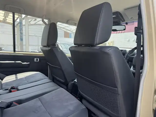 トヨタ ランドクルーザー AX 三重県 2025(令7)年 0.2万km ベージュ ワンオーナー/OPモデリスタストライプテープ/セーフティセンス/デュアルモードオートマチックロッキングハブ付パートタイム4WD/電動デフロック(フロント/リア) /バックモニター内蔵自動防眩インナーミラー/クルーズコントロール/合成/ファブリックコンビシート/carozzeriaオーディオ/ETC/純正16インチアルミホイール/LEDヘッドランプ/・オートライト/オートマチックハイビーム/キーレスエントリー/スペアキー×1/新車時保証書/取扱説明書