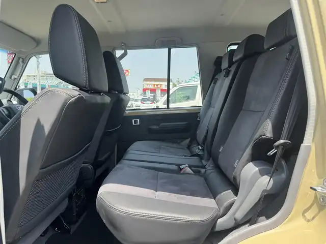トヨタ ランドクルーザー AX 三重県 2025(令7)年 0.2万km ベージュ ワンオーナー/OPモデリスタストライプテープ/セーフティセンス/デュアルモードオートマチックロッキングハブ付パートタイム4WD/電動デフロック(フロント/リア) /バックモニター内蔵自動防眩インナーミラー/クルーズコントロール/合成/ファブリックコンビシート/carozzeriaオーディオ/ETC/純正16インチアルミホイール/LEDヘッドランプ/・オートライト/オートマチックハイビーム/キーレスエントリー/スペアキー×1/新車時保証書/取扱説明書