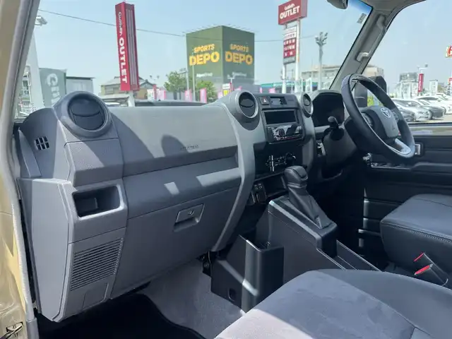 トヨタ ランドクルーザー AX 三重県 2025(令7)年 0.2万km ベージュ ワンオーナー/OPモデリスタストライプテープ/セーフティセンス/デュアルモードオートマチックロッキングハブ付パートタイム4WD/電動デフロック(フロント/リア) /バックモニター内蔵自動防眩インナーミラー/クルーズコントロール/合成/ファブリックコンビシート/carozzeriaオーディオ/ETC/純正16インチアルミホイール/LEDヘッドランプ/・オートライト/オートマチックハイビーム/キーレスエントリー/スペアキー×1/新車時保証書/取扱説明書