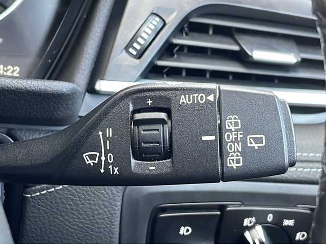 ＢＭＷ ２１８ｄ アクティブツアラー ラグジュアリー 愛知県 2017(平29)年 3万km アルピンホワイトⅢ ワンオーナー/禁煙車/純正ナビ/バックカメラ/パワーバックドア/ETC/フルセグTV・Bluetooth・CD・DVD・USB/Music コレクション・AUX・AM・FM/レザーシート/運転席助手席パワーシート/運転席助手席シートヒーター/革巻きステアリング/フロアマット/LEDヘッドライト/オートライト/フロント・リヤフォグランプ/クルーズコントロール/アイドリングストップ/衝突警告/ECO PROモード/プッシュスタート/スマートキー/イモビライザー/スペアキー1本/新車保証書/取扱説明書