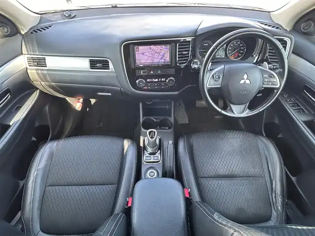 三菱 アウトランダー ＰＨＥＶ G セーフティパッケージ 岩手県 2014(平26)年 17.1万km テクニカルシルバーメタリック 4WD/eアシスト/　　・衝突被害軽減ブレーキシステム/　　・車線逸脱警報システム/　　・レーダークルーズコントロールシステム/　　・誤発進抑制機能/純正メモリナビ/　　CD/DVD/フルセグTV/バックカメラ/HIDヘッドライト/フォグランプ/シートヒーター/純正18インチアルミホイール/ステアリングスイッチ/パドルシフト/スマートキー/ETC