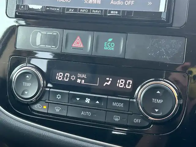 三菱 アウトランダー ＰＨＥＶ G セーフティパッケージ 岩手県 2014(平26)年 17.1万km テクニカルシルバーメタリック 4WD/eアシスト/　　・衝突被害軽減ブレーキシステム/　　・車線逸脱警報システム/　　・レーダークルーズコントロールシステム/　　・誤発進抑制機能/純正メモリナビ/　　CD/DVD/フルセグTV/バックカメラ/HIDヘッドライト/フォグランプ/シートヒーター/純正18インチアルミホイール/ステアリングスイッチ/パドルシフト/スマートキー/ETC