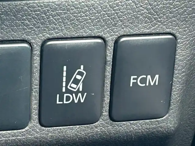 三菱 アウトランダー ＰＨＥＶ G セーフティパッケージ 岩手県 2014(平26)年 17.1万km テクニカルシルバーメタリック 4WD/eアシスト/　　・衝突被害軽減ブレーキシステム/　　・車線逸脱警報システム/　　・レーダークルーズコントロールシステム/　　・誤発進抑制機能/純正メモリナビ/　　CD/DVD/フルセグTV/バックカメラ/HIDヘッドライト/フォグランプ/シートヒーター/純正18インチアルミホイール/ステアリングスイッチ/パドルシフト/スマートキー/ETC