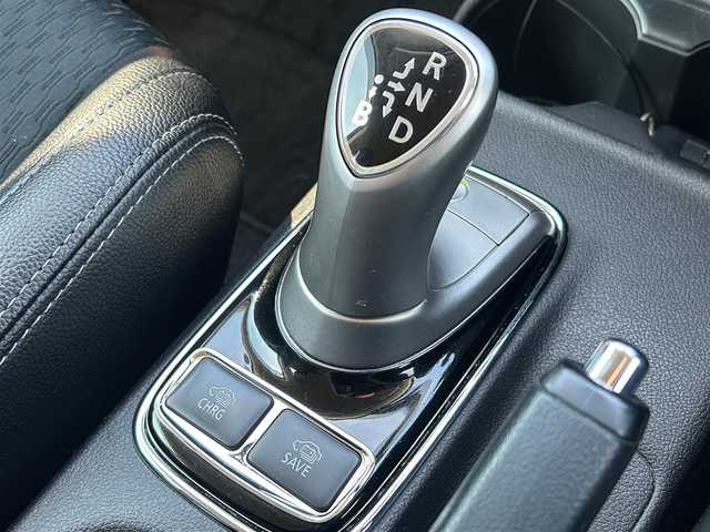 三菱 アウトランダー ＰＨＥＶ G セーフティパッケージ 岩手県 2014(平26)年 17.1万km テクニカルシルバーメタリック 4WD/eアシスト/　　・衝突被害軽減ブレーキシステム/　　・車線逸脱警報システム/　　・レーダークルーズコントロールシステム/　　・誤発進抑制機能/純正メモリナビ/　　CD/DVD/フルセグTV/バックカメラ/HIDヘッドライト/フォグランプ/シートヒーター/純正18インチアルミホイール/ステアリングスイッチ/パドルシフト/スマートキー/ETC