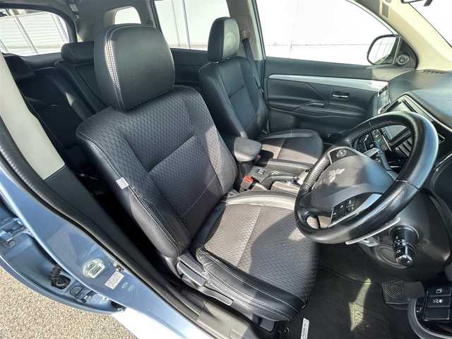 三菱 アウトランダー ＰＨＥＶ G セーフティパッケージ 岩手県 2014(平26)年 17.1万km テクニカルシルバーメタリック 4WD/eアシスト/　　・衝突被害軽減ブレーキシステム/　　・車線逸脱警報システム/　　・レーダークルーズコントロールシステム/　　・誤発進抑制機能/純正メモリナビ/　　CD/DVD/フルセグTV/バックカメラ/HIDヘッドライト/フォグランプ/シートヒーター/純正18インチアルミホイール/ステアリングスイッチ/パドルシフト/スマートキー/ETC