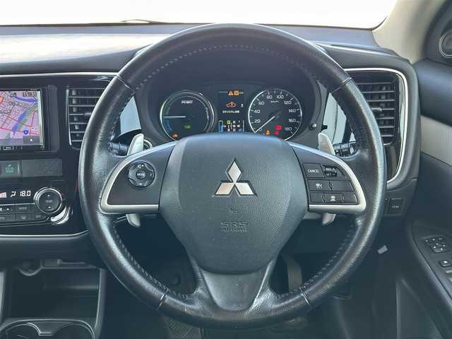 三菱 アウトランダー ＰＨＥＶ G セーフティパッケージ 岩手県 2014(平26)年 17.1万km テクニカルシルバーメタリック 4WD/eアシスト/　　・衝突被害軽減ブレーキシステム/　　・車線逸脱警報システム/　　・レーダークルーズコントロールシステム/　　・誤発進抑制機能/純正メモリナビ/　　CD/DVD/フルセグTV/バックカメラ/HIDヘッドライト/フォグランプ/シートヒーター/純正18インチアルミホイール/ステアリングスイッチ/パドルシフト/スマートキー/ETC