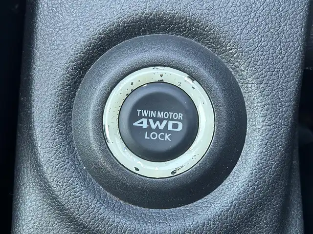 三菱 アウトランダー ＰＨＥＶ G セーフティパッケージ 岩手県 2014(平26)年 17.1万km テクニカルシルバーメタリック 4WD/eアシスト/　　・衝突被害軽減ブレーキシステム/　　・車線逸脱警報システム/　　・レーダークルーズコントロールシステム/　　・誤発進抑制機能/純正メモリナビ/　　CD/DVD/フルセグTV/バックカメラ/HIDヘッドライト/フォグランプ/シートヒーター/純正18インチアルミホイール/ステアリングスイッチ/パドルシフト/スマートキー/ETC