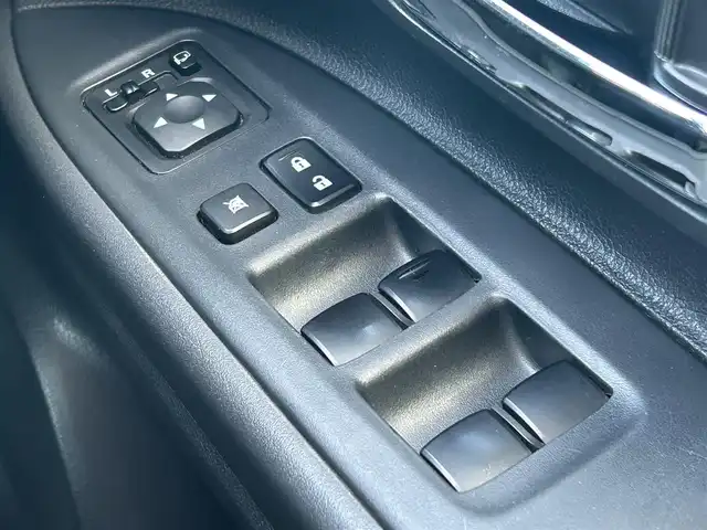 三菱 アウトランダー ＰＨＥＶ G セーフティパッケージ 岩手県 2014(平26)年 17.1万km テクニカルシルバーメタリック 4WD/eアシスト/　　・衝突被害軽減ブレーキシステム/　　・車線逸脱警報システム/　　・レーダークルーズコントロールシステム/　　・誤発進抑制機能/純正メモリナビ/　　CD/DVD/フルセグTV/バックカメラ/HIDヘッドライト/フォグランプ/シートヒーター/純正18インチアルミホイール/ステアリングスイッチ/パドルシフト/スマートキー/ETC