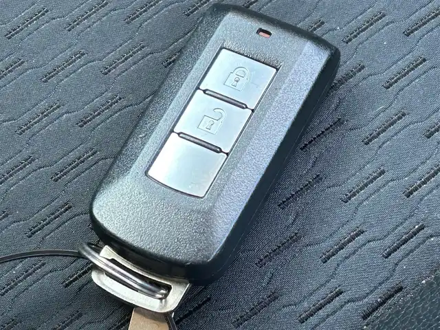 三菱 アウトランダー ＰＨＥＶ G セーフティパッケージ 岩手県 2014(平26)年 17.1万km テクニカルシルバーメタリック 4WD/eアシスト/　　・衝突被害軽減ブレーキシステム/　　・車線逸脱警報システム/　　・レーダークルーズコントロールシステム/　　・誤発進抑制機能/純正メモリナビ/　　CD/DVD/フルセグTV/バックカメラ/HIDヘッドライト/フォグランプ/シートヒーター/純正18インチアルミホイール/ステアリングスイッチ/パドルシフト/スマートキー/ETC