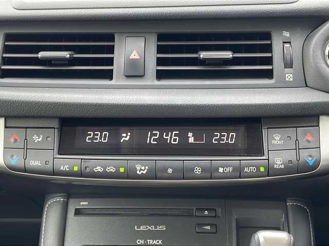 レクサス ＣＴ 200h バージョンL 青森県 2014(平26)年 7.3万km ホワイトパールクリスタルシャイン 純正メーカーナビ・フルセグTV/CD・DVD・Bluetooth/バックカメラ/OPサンルーフ/黒レザーシート/前席パワーシート・シートヒーター/OPプリクラッシュセーフティ/OPレーダークルーズコントロール/前後コーナーセンサー/パドルシフト/ビルトインETC/サイド・カーテンエアバッグ/LEDヘッドライト/LEDフォグランプ/モデリスタエアロ/モデリスタクロームメッキ17インチアルミ