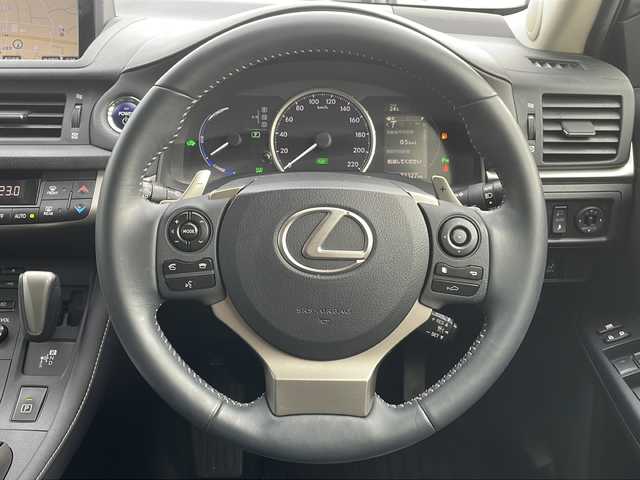 レクサス ＣＴ 200h バージョンL 青森県 2014(平26)年 7.3万km ホワイトパールクリスタルシャイン 純正メーカーナビ・フルセグTV/CD・DVD・Bluetooth/バックカメラ/OPサンルーフ/黒レザーシート/前席パワーシート・シートヒーター/OPプリクラッシュセーフティ/OPレーダークルーズコントロール/前後コーナーセンサー/パドルシフト/ビルトインETC/サイド・カーテンエアバッグ/LEDヘッドライト/LEDフォグランプ/モデリスタエアロ/モデリスタクロームメッキ17インチアルミ