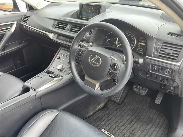 レクサス ＣＴ 200h バージョンL 青森県 2014(平26)年 7.3万km ホワイトパールクリスタルシャイン 純正メーカーナビ・フルセグTV/CD・DVD・Bluetooth/バックカメラ/OPサンルーフ/黒レザーシート/前席パワーシート・シートヒーター/OPプリクラッシュセーフティ/OPレーダークルーズコントロール/前後コーナーセンサー/パドルシフト/ビルトインETC/サイド・カーテンエアバッグ/LEDヘッドライト/LEDフォグランプ/モデリスタエアロ/モデリスタクロームメッキ17インチアルミ