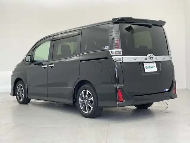 トヨタ ヴォクシー ZS 煌Ⅲ 愛知県 2021(令3)年 2万km イナズマスパーキングブラックガラスフレーク 純正９型ナビ/・Bluetooth/・CD/DVD/・フルセグテレビ/・USB接続/・SD音楽録音/バックカメラ/純正フリップダウンモニター/両側パワースライドドア/衝突軽減ブレーキ/レーンキープアシスト/オートマチックハイビーム/コーナーセンサー/クルーズコントロール/ハーフレザーシート/ビルトインＥＴＣ２．０