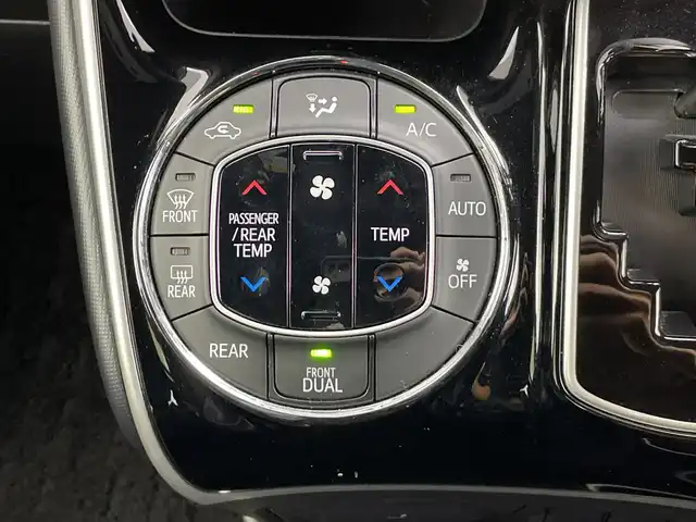 トヨタ ヴォクシー ZS 煌Ⅲ 愛知県 2021(令3)年 2万km イナズマスパーキングブラックガラスフレーク 純正９型ナビ/・Bluetooth/・CD/DVD/・フルセグテレビ/・USB接続/・SD音楽録音/バックカメラ/純正フリップダウンモニター/両側パワースライドドア/衝突軽減ブレーキ/レーンキープアシスト/オートマチックハイビーム/コーナーセンサー/クルーズコントロール/ハーフレザーシート/ビルトインＥＴＣ２．０