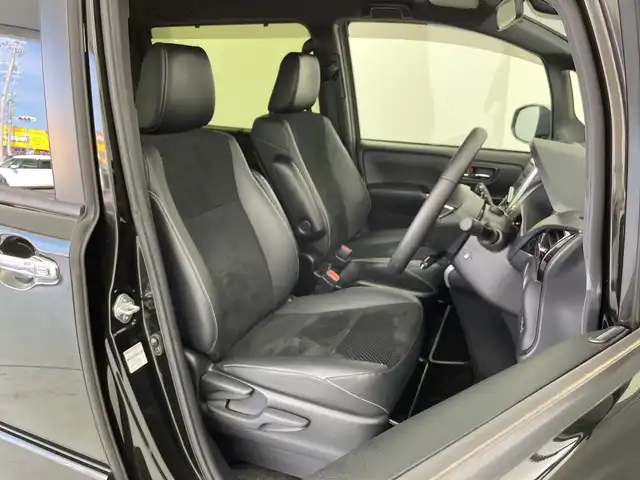 トヨタ ヴォクシー ZS 煌Ⅲ 愛知県 2021(令3)年 2万km イナズマスパーキングブラックガラスフレーク 純正９型ナビ/・Bluetooth/・CD/DVD/・フルセグテレビ/・USB接続/・SD音楽録音/バックカメラ/純正フリップダウンモニター/両側パワースライドドア/衝突軽減ブレーキ/レーンキープアシスト/オートマチックハイビーム/コーナーセンサー/クルーズコントロール/ハーフレザーシート/ビルトインＥＴＣ２．０