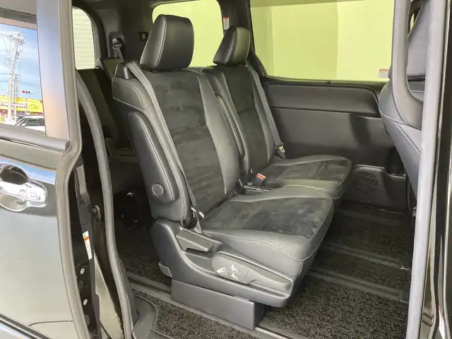 トヨタ ヴォクシー ZS 煌Ⅲ 愛知県 2021(令3)年 2万km イナズマスパーキングブラックガラスフレーク 純正９型ナビ/・Bluetooth/・CD/DVD/・フルセグテレビ/・USB接続/・SD音楽録音/バックカメラ/純正フリップダウンモニター/両側パワースライドドア/衝突軽減ブレーキ/レーンキープアシスト/オートマチックハイビーム/コーナーセンサー/クルーズコントロール/ハーフレザーシート/ビルトインＥＴＣ２．０