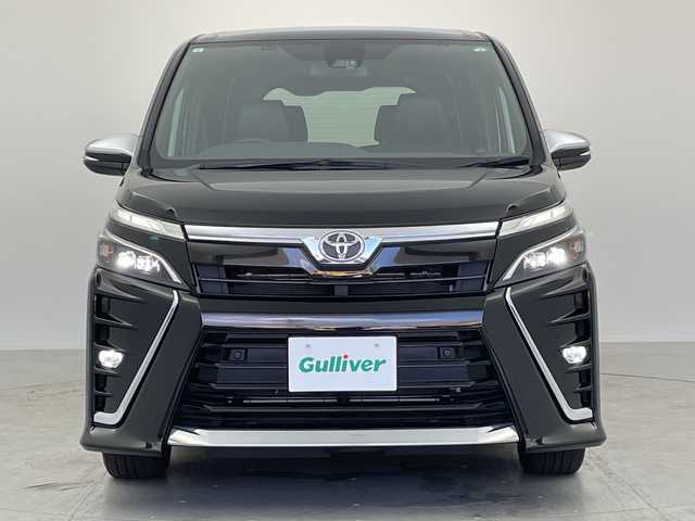トヨタ ヴォクシー ZS 煌Ⅲ 愛知県 2021(令3)年 2万km イナズマスパーキングブラックガラスフレーク 純正９型ナビ/・Bluetooth/・CD/DVD/・フルセグテレビ/・USB接続/・SD音楽録音/バックカメラ/純正フリップダウンモニター/両側パワースライドドア/衝突軽減ブレーキ/レーンキープアシスト/オートマチックハイビーム/コーナーセンサー/クルーズコントロール/ハーフレザーシート/ビルトインＥＴＣ２．０