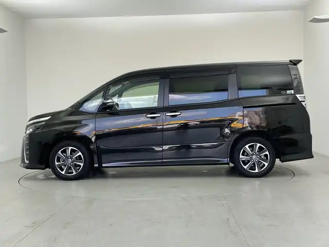 トヨタ ヴォクシー ZS 煌Ⅲ 愛知県 2021(令3)年 2万km イナズマスパーキングブラックガラスフレーク 純正９型ナビ/・Bluetooth/・CD/DVD/・フルセグテレビ/・USB接続/・SD音楽録音/バックカメラ/純正フリップダウンモニター/両側パワースライドドア/衝突軽減ブレーキ/レーンキープアシスト/オートマチックハイビーム/コーナーセンサー/クルーズコントロール/ハーフレザーシート/ビルトインＥＴＣ２．０