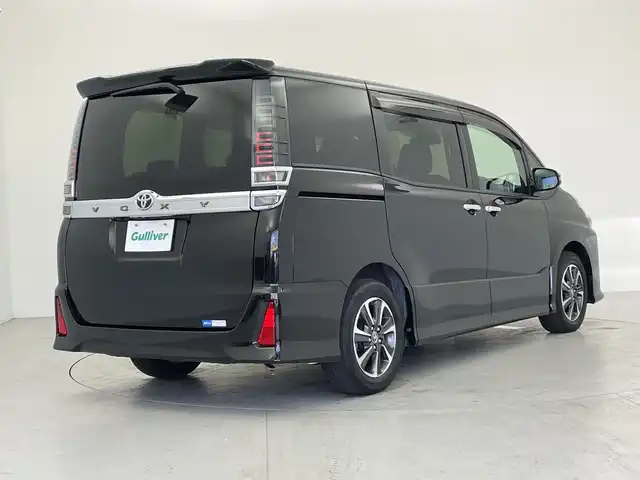 トヨタ ヴォクシー ZS 煌Ⅲ 愛知県 2021(令3)年 2万km イナズマスパーキングブラックガラスフレーク 純正９型ナビ/・Bluetooth/・CD/DVD/・フルセグテレビ/・USB接続/・SD音楽録音/バックカメラ/純正フリップダウンモニター/両側パワースライドドア/衝突軽減ブレーキ/レーンキープアシスト/オートマチックハイビーム/コーナーセンサー/クルーズコントロール/ハーフレザーシート/ビルトインＥＴＣ２．０