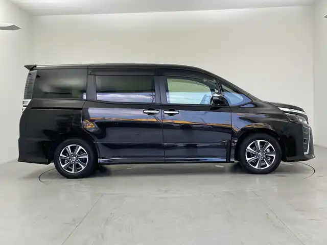 トヨタ ヴォクシー ZS 煌Ⅲ 愛知県 2021(令3)年 2万km イナズマスパーキングブラックガラスフレーク 純正９型ナビ/・Bluetooth/・CD/DVD/・フルセグテレビ/・USB接続/・SD音楽録音/バックカメラ/純正フリップダウンモニター/両側パワースライドドア/衝突軽減ブレーキ/レーンキープアシスト/オートマチックハイビーム/コーナーセンサー/クルーズコントロール/ハーフレザーシート/ビルトインＥＴＣ２．０