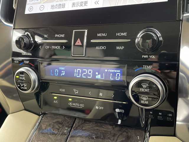 トヨタ アルファードハイブリット エグゼクティブ ラウンジ 道央・札幌 2020(令2)年 3.4万km ホワイトパールクリスタルシャイン ・４WD/・トヨタセーフティセンス/・プリクラッシュセーフティ/・レーダークルーズコントロール/・JBLプレミアムサウンド/・アドバンストパークスイッチ/・純正メーカーナビ/・Bluetooth/CD/DVD/USB/フルセグTV/・AndroidAuto/AppleCarPlay/・アラウンドビューモニター/・両側パワースライドドア/・パワーバックドア/・全席パワーシート/全席シートヒーター/・全席エアシート/ステアリングヒーター/・3眼LEDヘッドライト/・オートライト/オートマチックハイビーム/・スマートキー/・デジタルインナーミラー/・シートメモリー/・リアシートエンターテインメントシステム/・レーンキープアシスト/・横滑り防止装置/盗難防止装置/・AC100V/ETC2.0/・社外ドライブレコーダー前後（CSD-790FHG）/・積込スタッドレス社外AW付