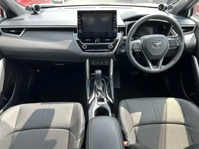 トヨタ カローラ クロス ハイブリッド Z 静岡県 2023(令5)年 2.6万km パール パノラマルーフ/パノラミックビューモニター/9インチディスプレイオーディオ/（ナビ・フルセグTV・AppleCarPlay・AndroidAuto）/トヨタセーフティセンス/・プリクラッシュセーフティ/・レーンキープアシスト/・横滑り防止装置/ブラインドスポットモニター/アクセサリーコンセント１５００W/パワーバックドア/ハーフレザーシート/前席シートヒーター/D席パワーシート/ステアリングヒーター/レーダークルーズコントロール/オートブレーキホールド/電動パーキングブレーキ/純正アルミホイール/純正フロアマット/スマートキー/スペアキー1本/置くだけ充電/保証書/取扱説明書