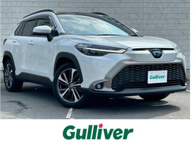 トヨタ カローラ クロス ハイブリッド Z 静岡県 2023(令5)年 2.6万km パール パノラマルーフ/パノラミックビューモニター/9インチディスプレイオーディオ/（ナビ・フルセグTV・AppleCarPlay・AndroidAuto）/トヨタセーフティセンス/・プリクラッシュセーフティ/・レーンキープアシスト/・横滑り防止装置/ブラインドスポットモニター/アクセサリーコンセント１５００W/パワーバックドア/ハーフレザーシート/前席シートヒーター/D席パワーシート/ステアリングヒーター/レーダークルーズコントロール/オートブレーキホールド/電動パーキングブレーキ/純正アルミホイール/純正フロアマット/スマートキー/スペアキー1本/置くだけ充電/保証書/取扱説明書