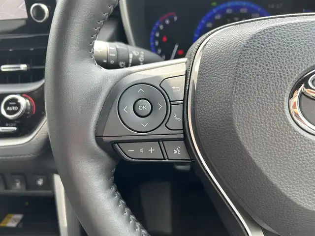 トヨタ カローラ クロス ハイブリッド Z 静岡県 2023(令5)年 2.6万km パール パノラマルーフ/パノラミックビューモニター/9インチディスプレイオーディオ/（ナビ・フルセグTV・AppleCarPlay・AndroidAuto）/トヨタセーフティセンス/・プリクラッシュセーフティ/・レーンキープアシスト/・横滑り防止装置/ブラインドスポットモニター/アクセサリーコンセント１５００W/パワーバックドア/ハーフレザーシート/前席シートヒーター/D席パワーシート/ステアリングヒーター/レーダークルーズコントロール/オートブレーキホールド/電動パーキングブレーキ/純正アルミホイール/純正フロアマット/スマートキー/スペアキー1本/置くだけ充電/保証書/取扱説明書