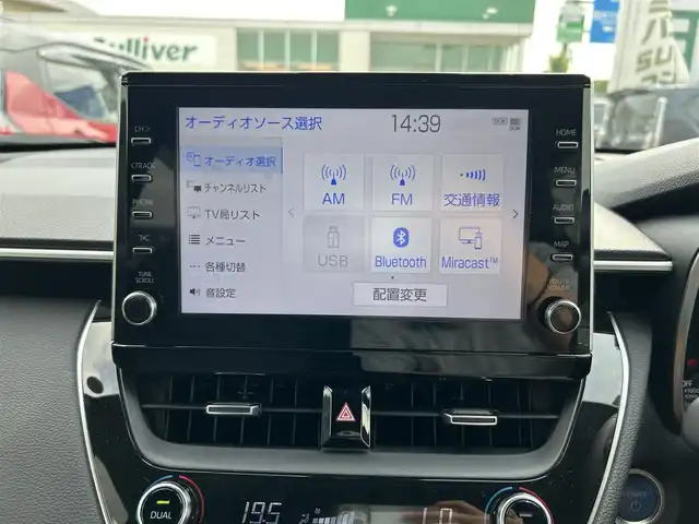 トヨタ カローラ クロス ハイブリッド Z 静岡県 2023(令5)年 2.6万km パール パノラマルーフ/パノラミックビューモニター/9インチディスプレイオーディオ/（ナビ・フルセグTV・AppleCarPlay・AndroidAuto）/トヨタセーフティセンス/・プリクラッシュセーフティ/・レーンキープアシスト/・横滑り防止装置/ブラインドスポットモニター/アクセサリーコンセント１５００W/パワーバックドア/ハーフレザーシート/前席シートヒーター/D席パワーシート/ステアリングヒーター/レーダークルーズコントロール/オートブレーキホールド/電動パーキングブレーキ/純正アルミホイール/純正フロアマット/スマートキー/スペアキー1本/置くだけ充電/保証書/取扱説明書