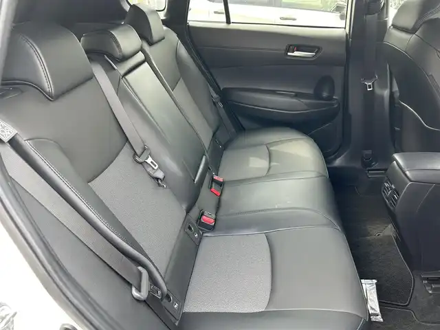 トヨタ カローラ クロス ハイブリッド Z 静岡県 2023(令5)年 2.6万km パール パノラマルーフ/パノラミックビューモニター/9インチディスプレイオーディオ/（ナビ・フルセグTV・AppleCarPlay・AndroidAuto）/トヨタセーフティセンス/・プリクラッシュセーフティ/・レーンキープアシスト/・横滑り防止装置/ブラインドスポットモニター/アクセサリーコンセント１５００W/パワーバックドア/ハーフレザーシート/前席シートヒーター/D席パワーシート/ステアリングヒーター/レーダークルーズコントロール/オートブレーキホールド/電動パーキングブレーキ/純正アルミホイール/純正フロアマット/スマートキー/スペアキー1本/置くだけ充電/保証書/取扱説明書