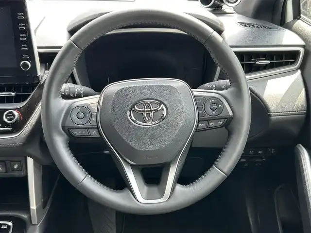 トヨタ カローラ クロス ハイブリッド Z 静岡県 2023(令5)年 2.6万km パール パノラマルーフ/パノラミックビューモニター/9インチディスプレイオーディオ/（ナビ・フルセグTV・AppleCarPlay・AndroidAuto）/トヨタセーフティセンス/・プリクラッシュセーフティ/・レーンキープアシスト/・横滑り防止装置/ブラインドスポットモニター/アクセサリーコンセント１５００W/パワーバックドア/ハーフレザーシート/前席シートヒーター/D席パワーシート/ステアリングヒーター/レーダークルーズコントロール/オートブレーキホールド/電動パーキングブレーキ/純正アルミホイール/純正フロアマット/スマートキー/スペアキー1本/置くだけ充電/保証書/取扱説明書