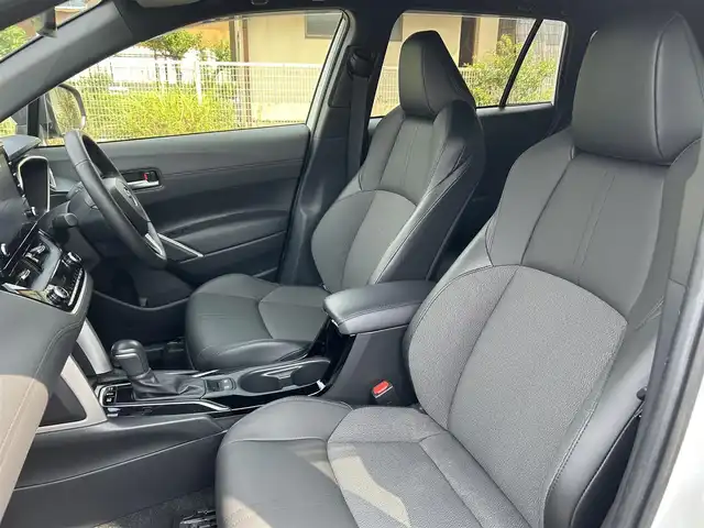 トヨタ カローラ クロス ハイブリッド Z 静岡県 2023(令5)年 2.6万km パール パノラマルーフ/パノラミックビューモニター/9インチディスプレイオーディオ/（ナビ・フルセグTV・AppleCarPlay・AndroidAuto）/トヨタセーフティセンス/・プリクラッシュセーフティ/・レーンキープアシスト/・横滑り防止装置/ブラインドスポットモニター/アクセサリーコンセント１５００W/パワーバックドア/ハーフレザーシート/前席シートヒーター/D席パワーシート/ステアリングヒーター/レーダークルーズコントロール/オートブレーキホールド/電動パーキングブレーキ/純正アルミホイール/純正フロアマット/スマートキー/スペアキー1本/置くだけ充電/保証書/取扱説明書