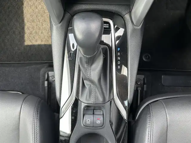 トヨタ カローラ クロス ハイブリッド Z 静岡県 2023(令5)年 2.6万km パール パノラマルーフ/パノラミックビューモニター/9インチディスプレイオーディオ/（ナビ・フルセグTV・AppleCarPlay・AndroidAuto）/トヨタセーフティセンス/・プリクラッシュセーフティ/・レーンキープアシスト/・横滑り防止装置/ブラインドスポットモニター/アクセサリーコンセント１５００W/パワーバックドア/ハーフレザーシート/前席シートヒーター/D席パワーシート/ステアリングヒーター/レーダークルーズコントロール/オートブレーキホールド/電動パーキングブレーキ/純正アルミホイール/純正フロアマット/スマートキー/スペアキー1本/置くだけ充電/保証書/取扱説明書