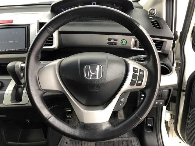 ホンダ フリード ハイブリット ジャストセレクション 愛知県 2012(平24)年 6.4万km プレミアムホワイトパール 社外7インチナビ/横滑り防止装置/クルーズコントロール/革巻きステアリング/HIDライト/オートライト/両側パワースライドドア/ETC/純正AW/純正フロアマット/プッシュスタート/スマートキー/スペアキー