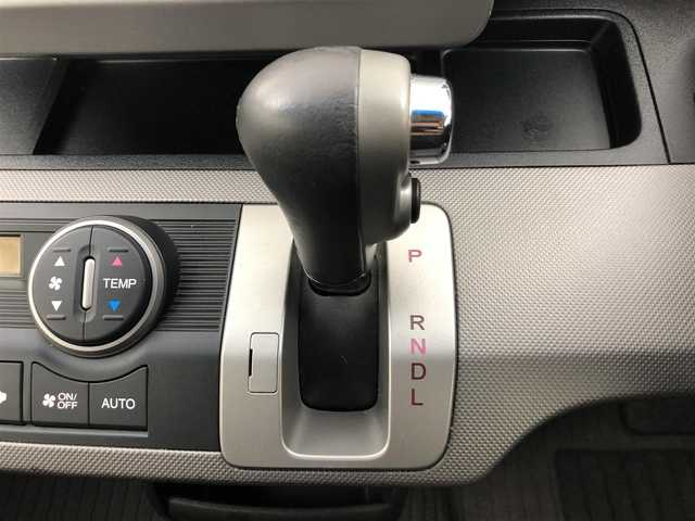 ホンダ フリード ハイブリット ジャストセレクション 愛知県 2012(平24)年 6.4万km プレミアムホワイトパール 社外7インチナビ/横滑り防止装置/クルーズコントロール/革巻きステアリング/HIDライト/オートライト/両側パワースライドドア/ETC/純正AW/純正フロアマット/プッシュスタート/スマートキー/スペアキー
