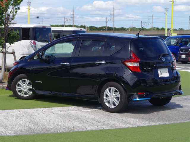日産 ノート e－パワー X 千葉県 2017(平29)年 5万km スーパーブラック エマージェンシーブレーキ/純正SDナビ/地デジTV/【DVD/CD再生機能　Bluetooth接続】/アラウンドビューモニター/ドライブレコーダー/ETC/LEDヘッドライト/ウインカーミラー/コーナーセンサー/インテリジェントキー