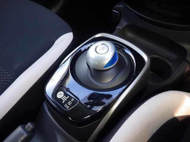 日産 ノート e－パワー X 千葉県 2017(平29)年 5万km スーパーブラック エマージェンシーブレーキ/純正SDナビ/地デジTV/【DVD/CD再生機能　Bluetooth接続】/アラウンドビューモニター/ドライブレコーダー/ETC/LEDヘッドライト/ウインカーミラー/コーナーセンサー/インテリジェントキー
