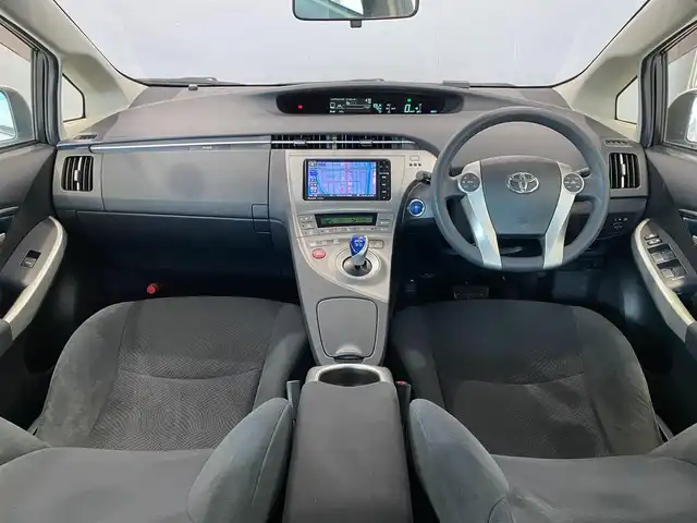 トヨタ プリウス S 岐阜県 2015(平27)年 4.2万km ホワイトパールクリスタルシャイン ワンオーナー　/Ｓｔｒａｄａ製ＳＤナビ／ｂｌｕｅｔｏｏｔｈ／フルセグテレビ／ＣＤ/純正ビルトインETC　/前後ドライブレコーダー　/バックカメラ　/純正15インチアルミホイール　/純正フロアマット　/プッシュスタート/LEDヘッドライト/スマートキー×2/後期モデル/取扱説明書/保証書