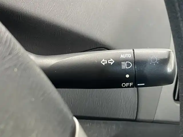 トヨタ プリウス S 岐阜県 2015(平27)年 4.2万km ホワイトパールクリスタルシャイン ワンオーナー　/Ｓｔｒａｄａ製ＳＤナビ／ｂｌｕｅｔｏｏｔｈ／フルセグテレビ／ＣＤ/純正ビルトインETC　/前後ドライブレコーダー　/バックカメラ　/純正15インチアルミホイール　/純正フロアマット　/プッシュスタート/LEDヘッドライト/スマートキー×2/後期モデル/取扱説明書/保証書