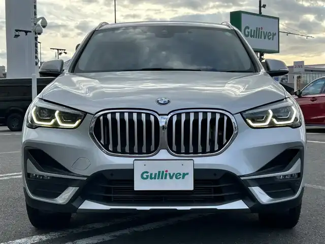 ＢＭＷ Ｘ１ xDrive 18d xライン 長崎県 2019(令1)年 9.8万km グレイシャーシルバー 純正ナビ(FM/AM/BT/フルセグTV)/プッシュスタート/スマートキー/4WD/ディーゼルターボ/MTモード付AT/レーダークルーズコントロール/ETC/バックカメラ/前後ドラレコ/社外フロアマット/純正19インチアルミホイール/前席パワーシート(運転席メモリー機能付)/ハーフレザーシート/ルーフレール/ABS/横滑り防止装置/クリアランスソナー/オートライト/ダウンヒルアシスト/LEDヘッドライト/ダブル・サイドエアバッグ/カーテンエアバッグ/ISOFIX/取扱説明書/保証書/スペアキー1本