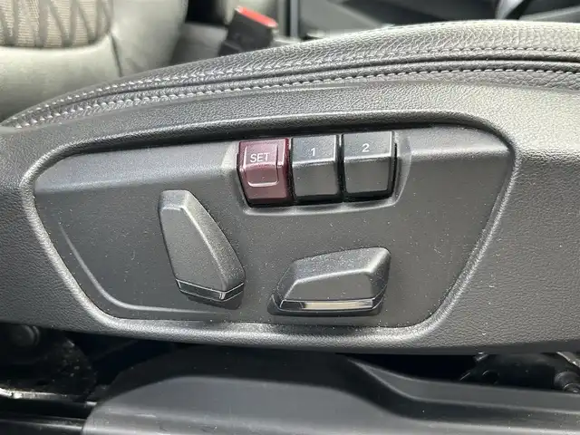 ＢＭＷ Ｘ１ xDrive 18d xライン 長崎県 2019(令1)年 9.8万km グレイシャーシルバー 純正ナビ(FM/AM/BT/フルセグTV)/プッシュスタート/スマートキー/4WD/ディーゼルターボ/MTモード付AT/レーダークルーズコントロール/ETC/バックカメラ/前後ドラレコ/社外フロアマット/純正19インチアルミホイール/前席パワーシート(運転席メモリー機能付)/ハーフレザーシート/ルーフレール/ABS/横滑り防止装置/クリアランスソナー/オートライト/ダウンヒルアシスト/LEDヘッドライト/ダブル・サイドエアバッグ/カーテンエアバッグ/ISOFIX/取扱説明書/保証書/スペアキー1本