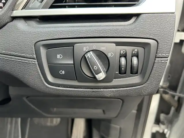 ＢＭＷ Ｘ１ xDrive 18d xライン 長崎県 2019(令1)年 9.8万km グレイシャーシルバー 純正ナビ(FM/AM/BT/フルセグTV)/プッシュスタート/スマートキー/4WD/ディーゼルターボ/MTモード付AT/レーダークルーズコントロール/ETC/バックカメラ/前後ドラレコ/社外フロアマット/純正19インチアルミホイール/前席パワーシート(運転席メモリー機能付)/ハーフレザーシート/ルーフレール/ABS/横滑り防止装置/クリアランスソナー/オートライト/ダウンヒルアシスト/LEDヘッドライト/ダブル・サイドエアバッグ/カーテンエアバッグ/ISOFIX/取扱説明書/保証書/スペアキー1本