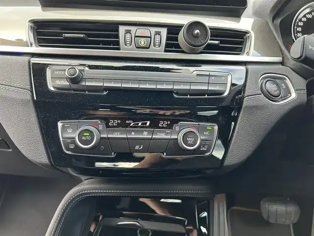 ＢＭＷ Ｘ１ xDrive 18d xライン 長崎県 2019(令1)年 9.8万km グレイシャーシルバー 純正ナビ(FM/AM/BT/フルセグTV)/プッシュスタート/スマートキー/4WD/ディーゼルターボ/MTモード付AT/レーダークルーズコントロール/ETC/バックカメラ/前後ドラレコ/社外フロアマット/純正19インチアルミホイール/前席パワーシート(運転席メモリー機能付)/ハーフレザーシート/ルーフレール/ABS/横滑り防止装置/クリアランスソナー/オートライト/ダウンヒルアシスト/LEDヘッドライト/ダブル・サイドエアバッグ/カーテンエアバッグ/ISOFIX/取扱説明書/保証書/スペアキー1本