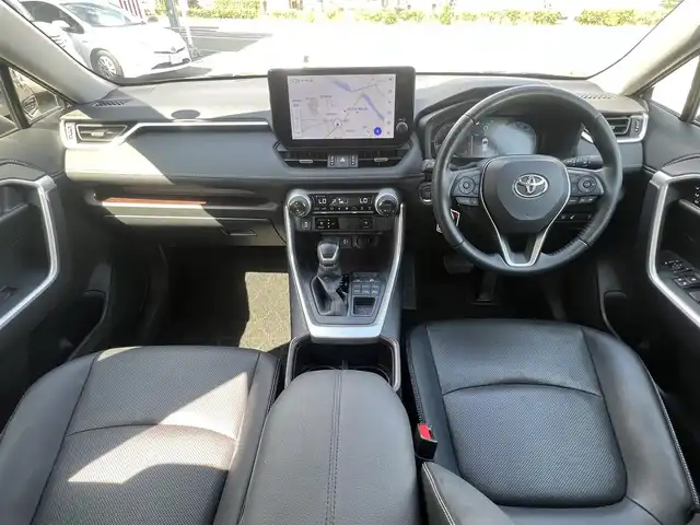 トヨタ ＲＡＶ４ G 京都府 2023(令5)年 3.9万km アティチュードブラックマイカ  ワンオーナー/ ダイナミックトルクコントロール4WD/ プッシュ式マルチテレインセレクト/ セーフティセンス/ パーキングサポートブレーキ/ ブラインドスポットモニター/ 10.5インチコネクテッドディスプレイオーディオ/・　パノラミックビューモニター/・　フルセグTV/・　BTオーディオ/ ディスプレイオーディオプラス/・　車載ナビ/・　FM多重VICS/ デジタルインナーミラー/ 黒合皮レザーシート/・　前席シートヒーター/エアーシート/・　D席パワーシート・メモリーシート/ ハンドルヒーター/ ビルトインETC2.0/ 12.3インチTFTカラーメーター/・　マルチインフォメーションディスプレイ内蔵/ 3灯式LEDヘッドランプ/・　LEDフロントフォグランプ/ パワーバックドア/ 充電用Cタイプソケット２個/ USBソケット/ 純正18インチアルミホイール/ レーダークルーズコントロール/ 純正フロアマット/ 新車時保証書/ 車両取説