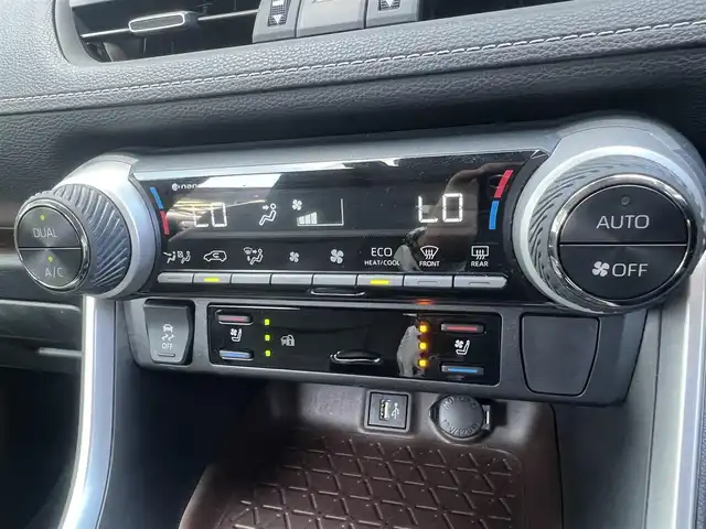 トヨタ ＲＡＶ４ G 京都府 2023(令5)年 3.9万km アティチュードブラックマイカ  ワンオーナー/ ダイナミックトルクコントロール4WD/ プッシュ式マルチテレインセレクト/ セーフティセンス/ パーキングサポートブレーキ/ ブラインドスポットモニター/ 10.5インチコネクテッドディスプレイオーディオ/・　パノラミックビューモニター/・　フルセグTV/・　BTオーディオ/ ディスプレイオーディオプラス/・　車載ナビ/・　FM多重VICS/ デジタルインナーミラー/ 黒合皮レザーシート/・　前席シートヒーター/エアーシート/・　D席パワーシート・メモリーシート/ ハンドルヒーター/ ビルトインETC2.0/ 12.3インチTFTカラーメーター/・　マルチインフォメーションディスプレイ内蔵/ 3灯式LEDヘッドランプ/・　LEDフロントフォグランプ/ パワーバックドア/ 充電用Cタイプソケット２個/ USBソケット/ 純正18インチアルミホイール/ レーダークルーズコントロール/ 純正フロアマット/ 新車時保証書/ 車両取説