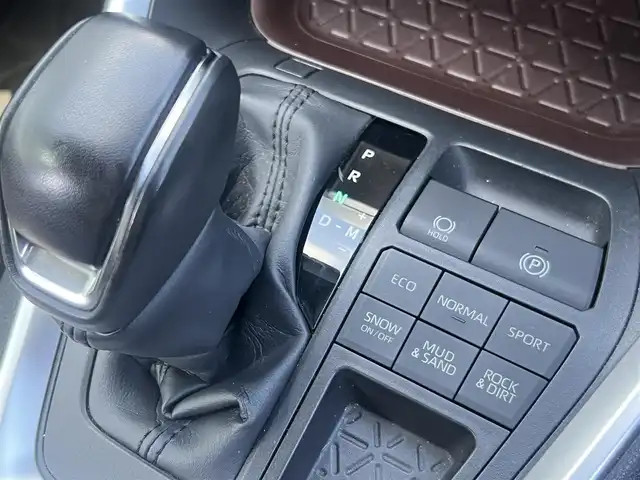 トヨタ ＲＡＶ４ G 京都府 2023(令5)年 3.9万km アティチュードブラックマイカ  ワンオーナー/ ダイナミックトルクコントロール4WD/ プッシュ式マルチテレインセレクト/ セーフティセンス/ パーキングサポートブレーキ/ ブラインドスポットモニター/ 10.5インチコネクテッドディスプレイオーディオ/・　パノラミックビューモニター/・　フルセグTV/・　BTオーディオ/ ディスプレイオーディオプラス/・　車載ナビ/・　FM多重VICS/ デジタルインナーミラー/ 黒合皮レザーシート/・　前席シートヒーター/エアーシート/・　D席パワーシート・メモリーシート/ ハンドルヒーター/ ビルトインETC2.0/ 12.3インチTFTカラーメーター/・　マルチインフォメーションディスプレイ内蔵/ 3灯式LEDヘッドランプ/・　LEDフロントフォグランプ/ パワーバックドア/ 充電用Cタイプソケット２個/ USBソケット/ 純正18インチアルミホイール/ レーダークルーズコントロール/ 純正フロアマット/ 新車時保証書/ 車両取説