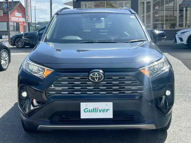 トヨタ ＲＡＶ４ G 京都府 2023(令5)年 3.9万km アティチュードブラックマイカ  ワンオーナー/ ダイナミックトルクコントロール4WD/ プッシュ式マルチテレインセレクト/ セーフティセンス/ パーキングサポートブレーキ/ ブラインドスポットモニター/ 10.5インチコネクテッドディスプレイオーディオ/・　パノラミックビューモニター/・　フルセグTV/・　BTオーディオ/ ディスプレイオーディオプラス/・　車載ナビ/・　FM多重VICS/ デジタルインナーミラー/ 黒合皮レザーシート/・　前席シートヒーター/エアーシート/・　D席パワーシート・メモリーシート/ ハンドルヒーター/ ビルトインETC2.0/ 12.3インチTFTカラーメーター/・　マルチインフォメーションディスプレイ内蔵/ 3灯式LEDヘッドランプ/・　LEDフロントフォグランプ/ パワーバックドア/ 充電用Cタイプソケット２個/ USBソケット/ 純正18インチアルミホイール/ レーダークルーズコントロール/ 純正フロアマット/ 新車時保証書/ 車両取説