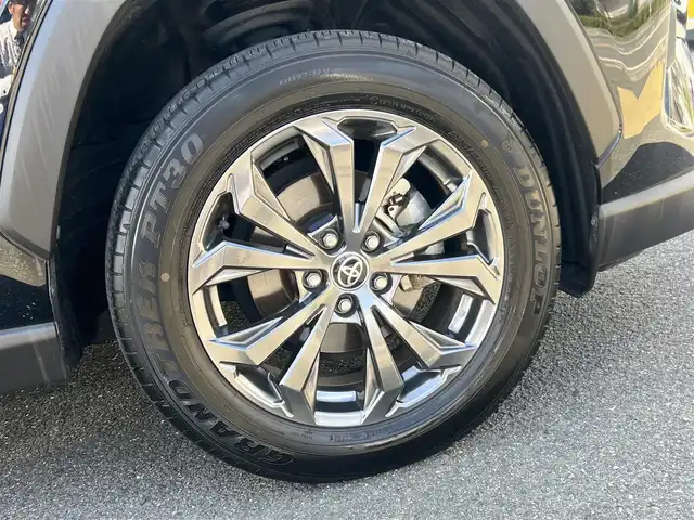 トヨタ ＲＡＶ４ G 京都府 2023(令5)年 3.9万km アティチュードブラックマイカ  ワンオーナー/ ダイナミックトルクコントロール4WD/ プッシュ式マルチテレインセレクト/ セーフティセンス/ パーキングサポートブレーキ/ ブラインドスポットモニター/ 10.5インチコネクテッドディスプレイオーディオ/・　パノラミックビューモニター/・　フルセグTV/・　BTオーディオ/ ディスプレイオーディオプラス/・　車載ナビ/・　FM多重VICS/ デジタルインナーミラー/ 黒合皮レザーシート/・　前席シートヒーター/エアーシート/・　D席パワーシート・メモリーシート/ ハンドルヒーター/ ビルトインETC2.0/ 12.3インチTFTカラーメーター/・　マルチインフォメーションディスプレイ内蔵/ 3灯式LEDヘッドランプ/・　LEDフロントフォグランプ/ パワーバックドア/ 充電用Cタイプソケット２個/ USBソケット/ 純正18インチアルミホイール/ レーダークルーズコントロール/ 純正フロアマット/ 新車時保証書/ 車両取説