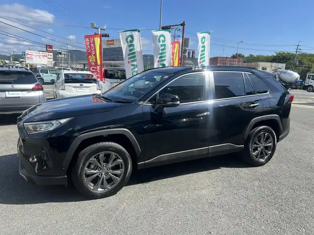 トヨタ ＲＡＶ４ G 京都府 2023(令5)年 3.9万km アティチュードブラックマイカ  ワンオーナー/ ダイナミックトルクコントロール4WD/ プッシュ式マルチテレインセレクト/ セーフティセンス/ パーキングサポートブレーキ/ ブラインドスポットモニター/ 10.5インチコネクテッドディスプレイオーディオ/・　パノラミックビューモニター/・　フルセグTV/・　BTオーディオ/ ディスプレイオーディオプラス/・　車載ナビ/・　FM多重VICS/ デジタルインナーミラー/ 黒合皮レザーシート/・　前席シートヒーター/エアーシート/・　D席パワーシート・メモリーシート/ ハンドルヒーター/ ビルトインETC2.0/ 12.3インチTFTカラーメーター/・　マルチインフォメーションディスプレイ内蔵/ 3灯式LEDヘッドランプ/・　LEDフロントフォグランプ/ パワーバックドア/ 充電用Cタイプソケット２個/ USBソケット/ 純正18インチアルミホイール/ レーダークルーズコントロール/ 純正フロアマット/ 新車時保証書/ 車両取説